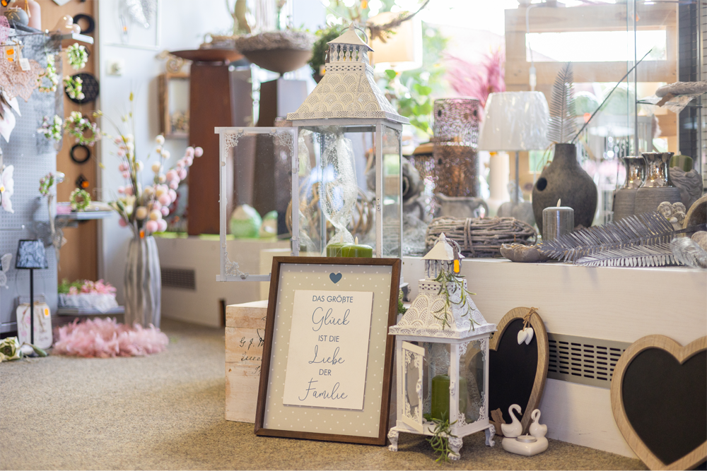 Ein Raum voller Dekorationen und einem Schild mit der Aufschrift „Was für ein wundervolles Leben voller Liebe“.