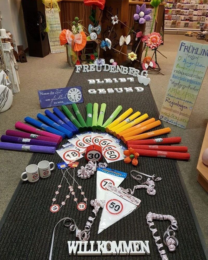 Ein Zimmer mit einem Schild mit der Aufschrift „Willkommen“ darauf