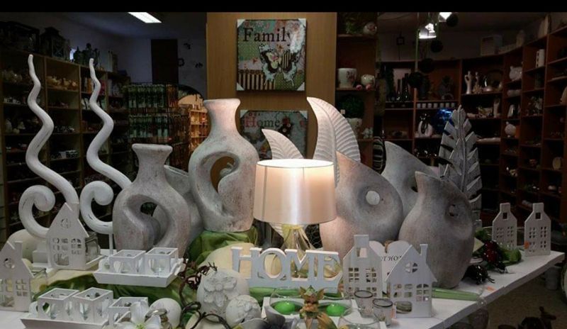 Eine Ausstellung mit Vasen und Lampen in einem Schaufenster.