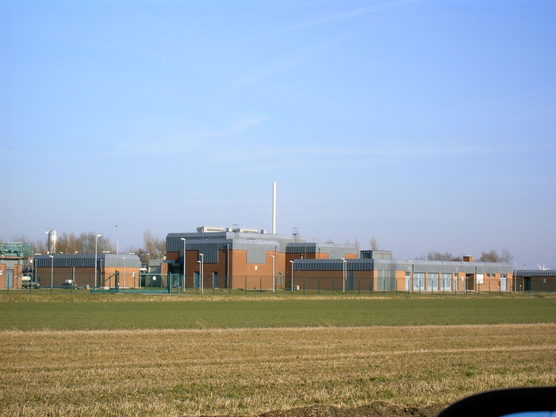 Ein großes Gebäude mitten auf einem Feld