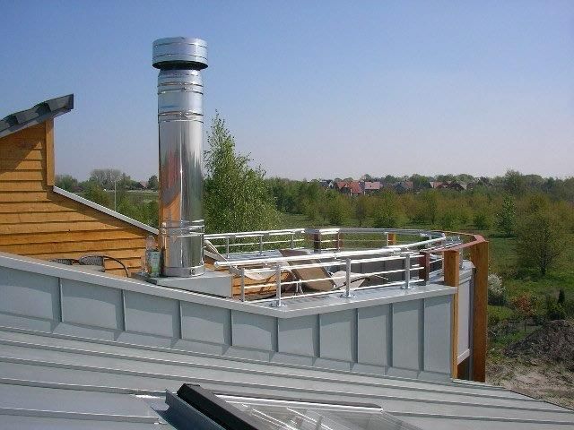 Ein Dach mit einem Schornstein darauf