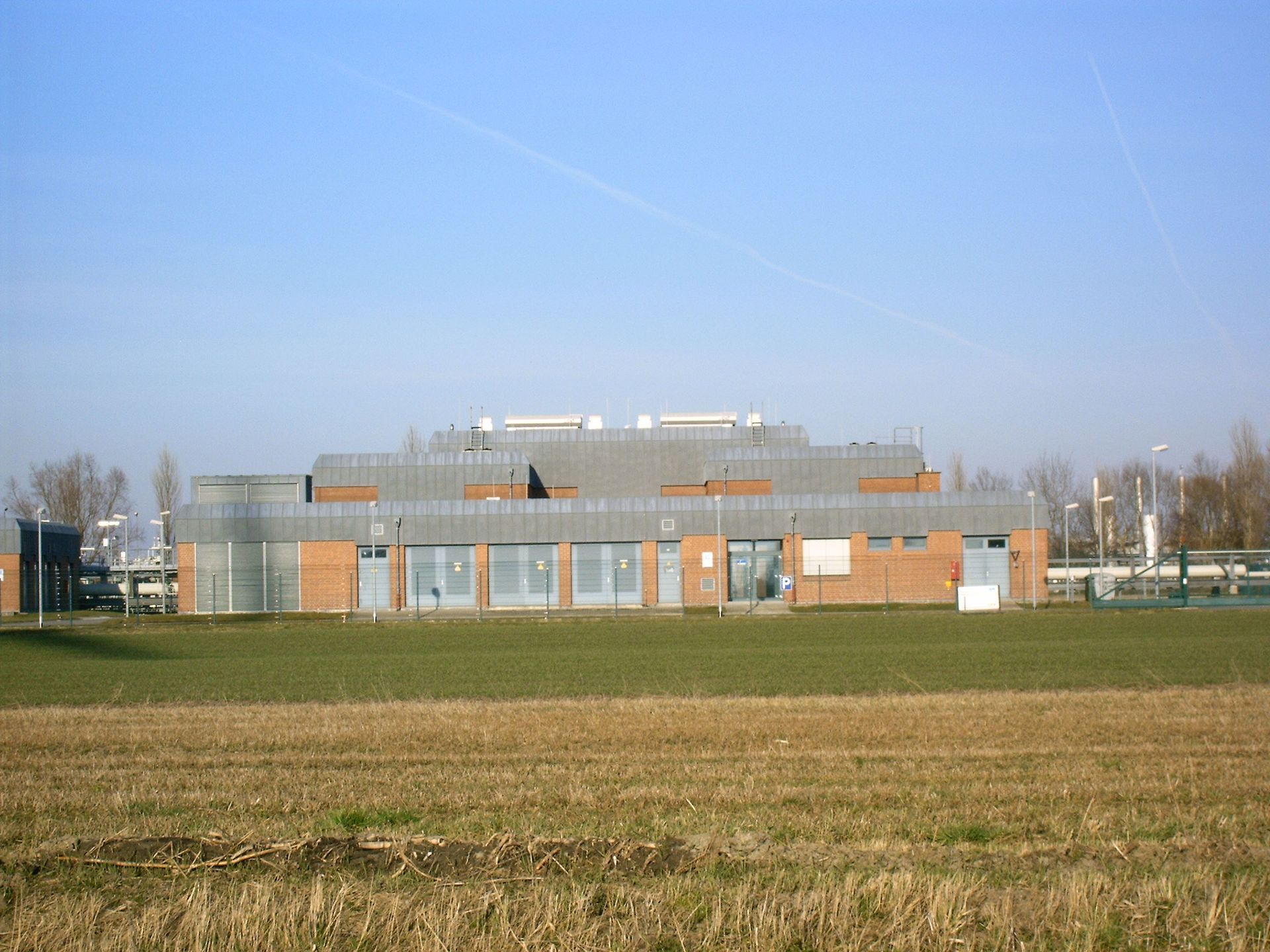 Ein großes Gebäude mitten auf einem Feld