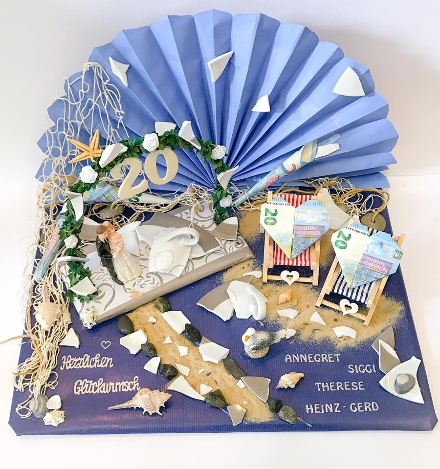 Auf einem blauen Tisch steht ein blauer Ventilator.