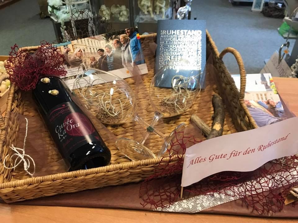 Eine Flasche Wein steht auf einem Weidenkorb.