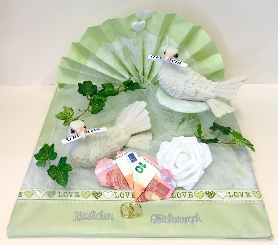 Ein paar Vögel sitzen auf einem Stapel Geld