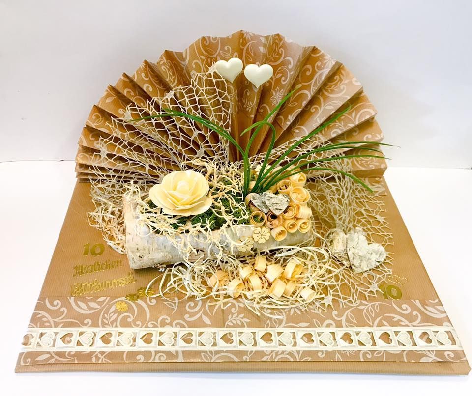 Ein Fächer aus Servietten mit Blumen darauf