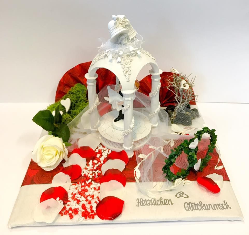 Ein weißer Pavillon mit Braut und Bräutigam darauf