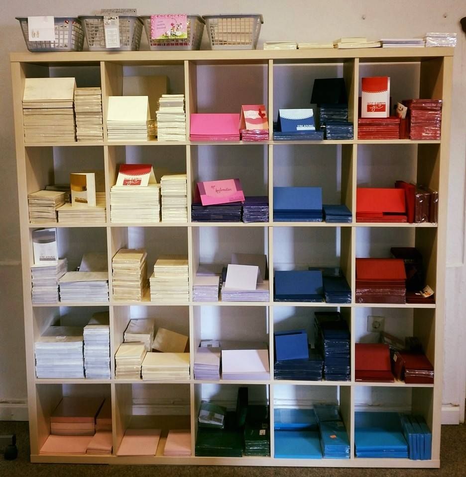 Ein Regal mit vielen verschiedenfarbigen Kisten