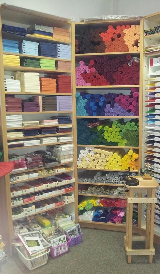 Ein Laden voller Regale mit vielen verschiedenfarbigen Artikeln.