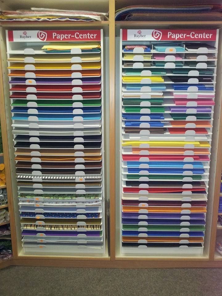 Ein Papierregal in der Mitte, gefüllt mit viel verschiedenfarbigem Papier