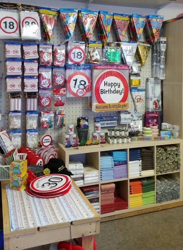 Ein Geschäft mit einem Schild mit der Aufschrift „Alles Gute zum Geburtstag“