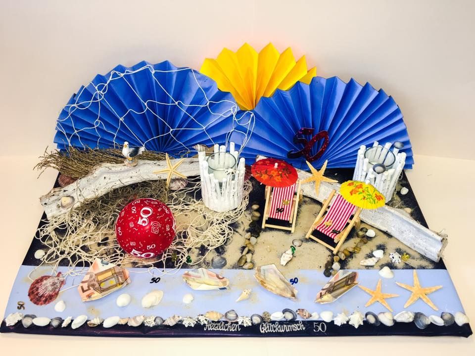 Ein Gemälde einer Strandszene mit Muscheln, Sonnenschirmen und einem roten Ball.