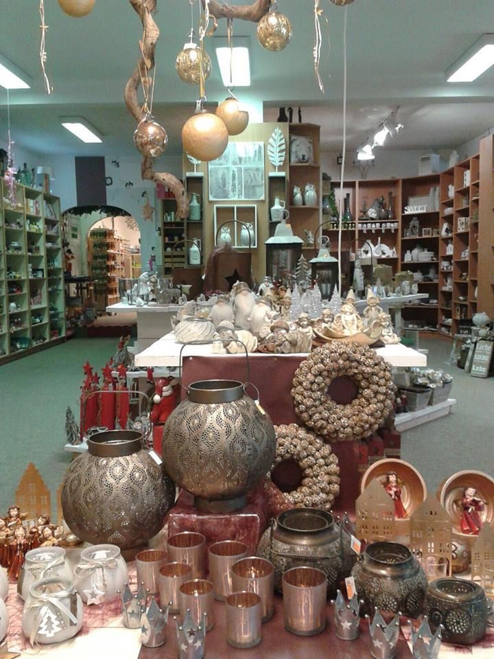 Ein Laden voller Vasen und Kerzen