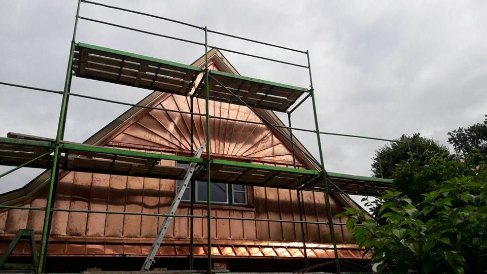 Es wird ein Kupferhaus mit Gerüst darum herum gebaut.