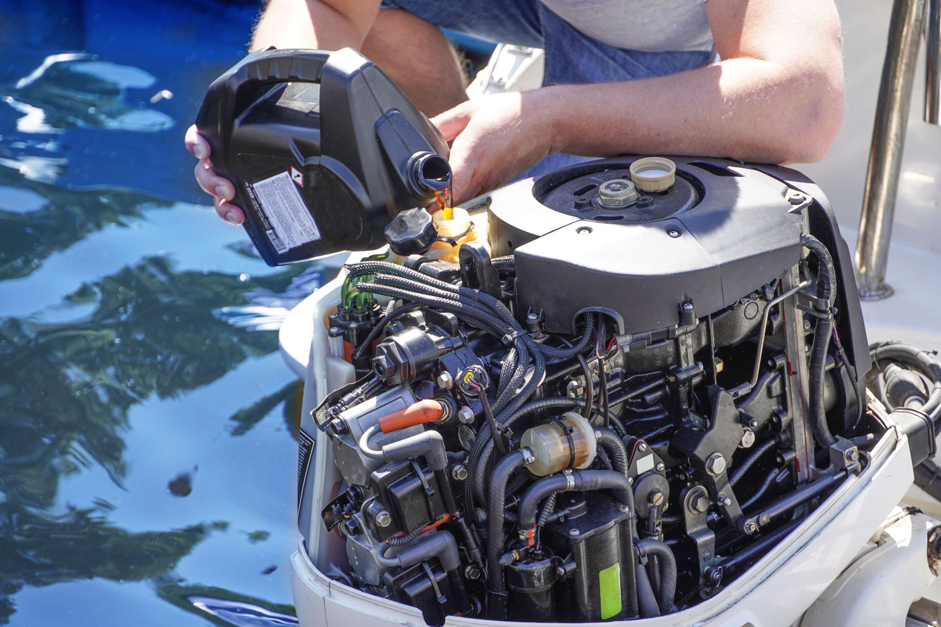 Moteur de bateau en cours de réparation