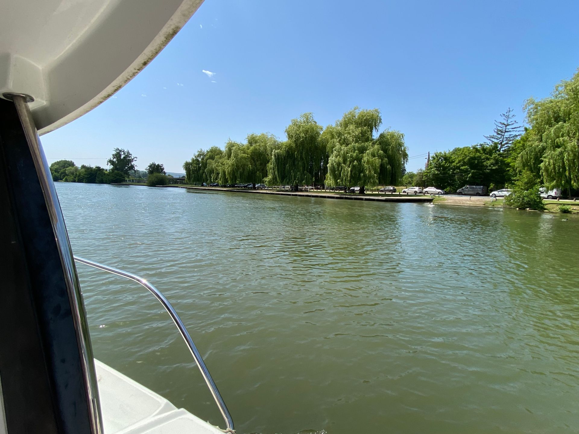 Photo des bords de l'Oise prise à l'arrière d'un bateau