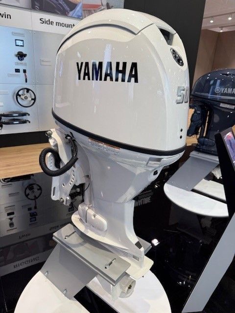 Moteur V6 Yamaha de profil