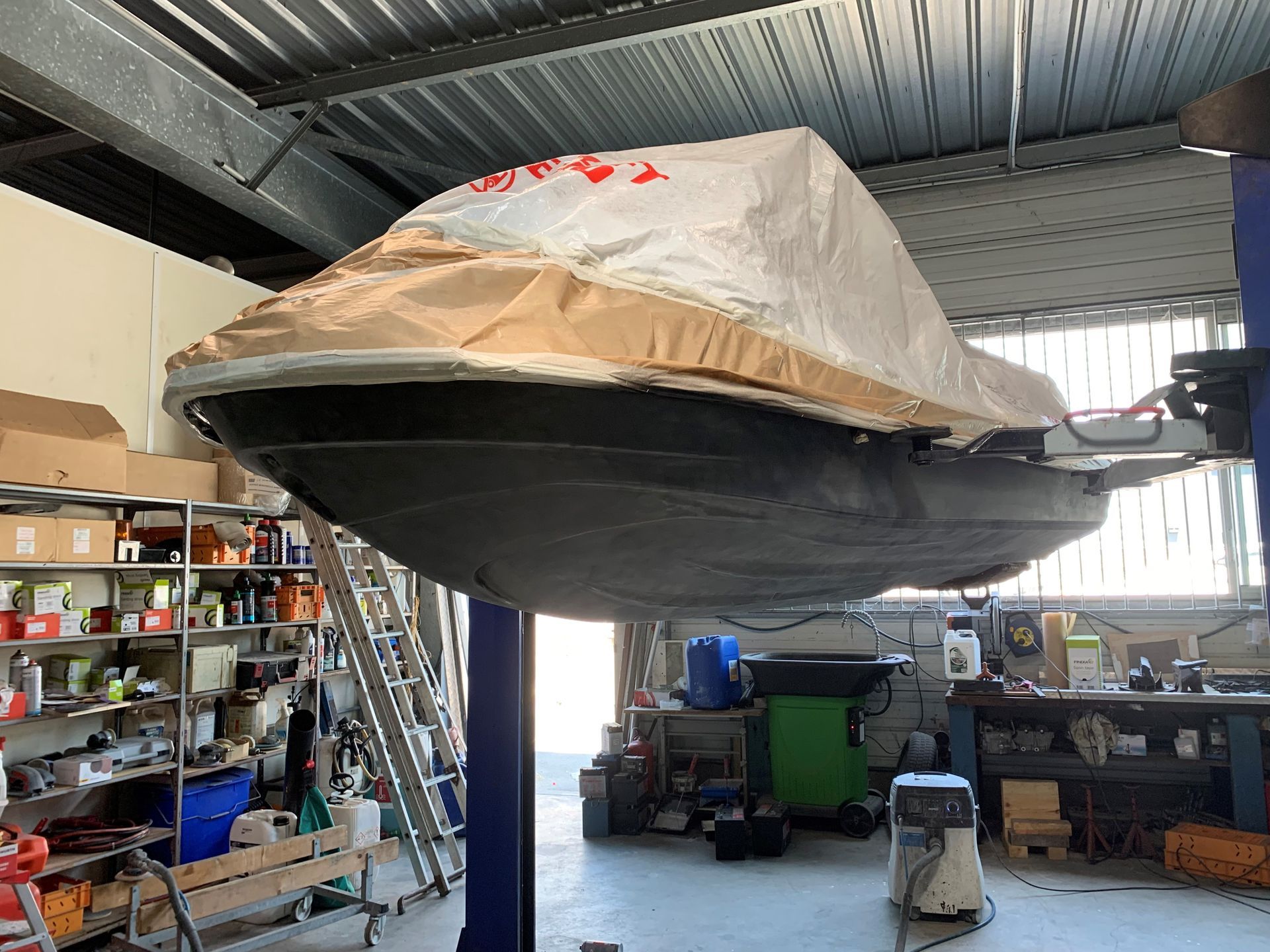 Bateau recouvert d'une bâche