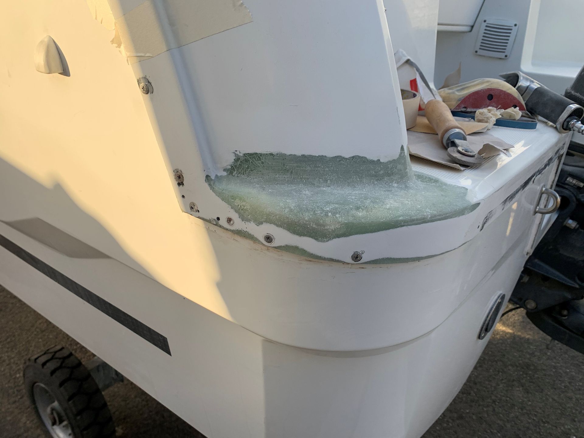 Moteur de bateau en cours de réparation
