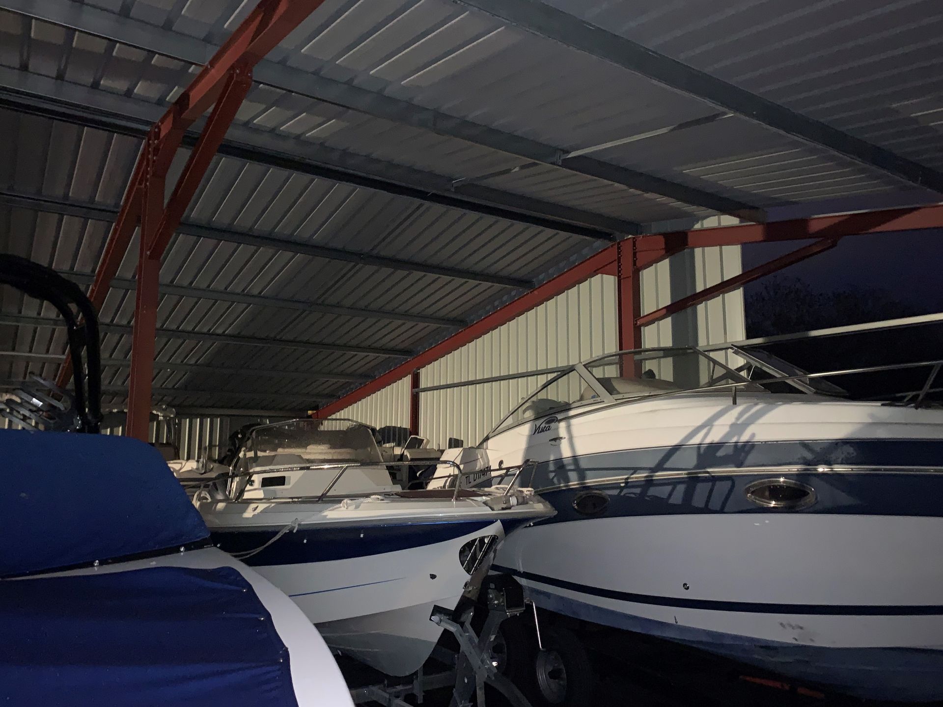 Bateau recouvert d'une bâche