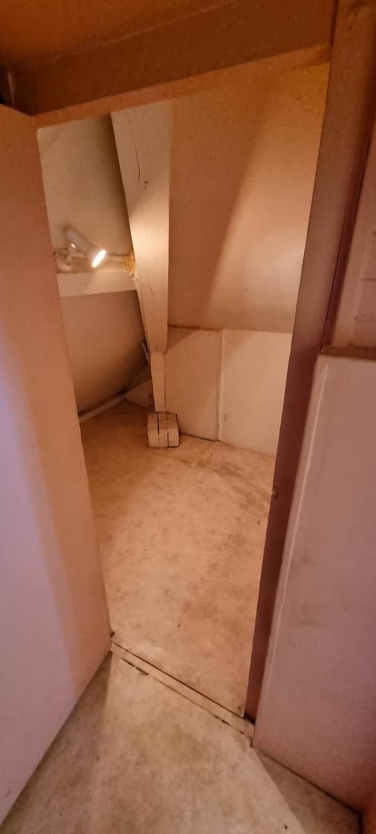 Image : Salle de bains vide après débarras.