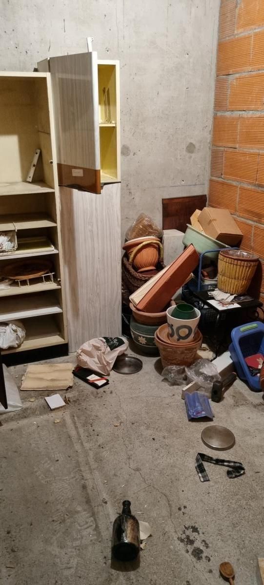 Image : pièce encombrée avant débarras.