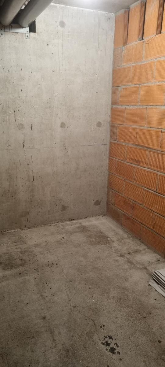 Image : pièce vide après débarras.