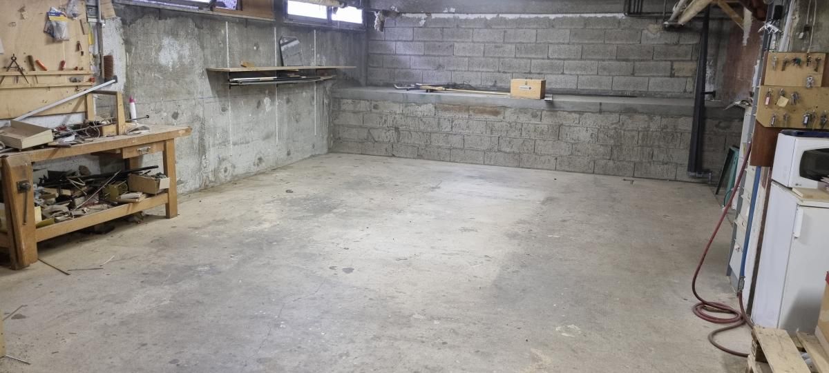 Image : garage vide après débarras.