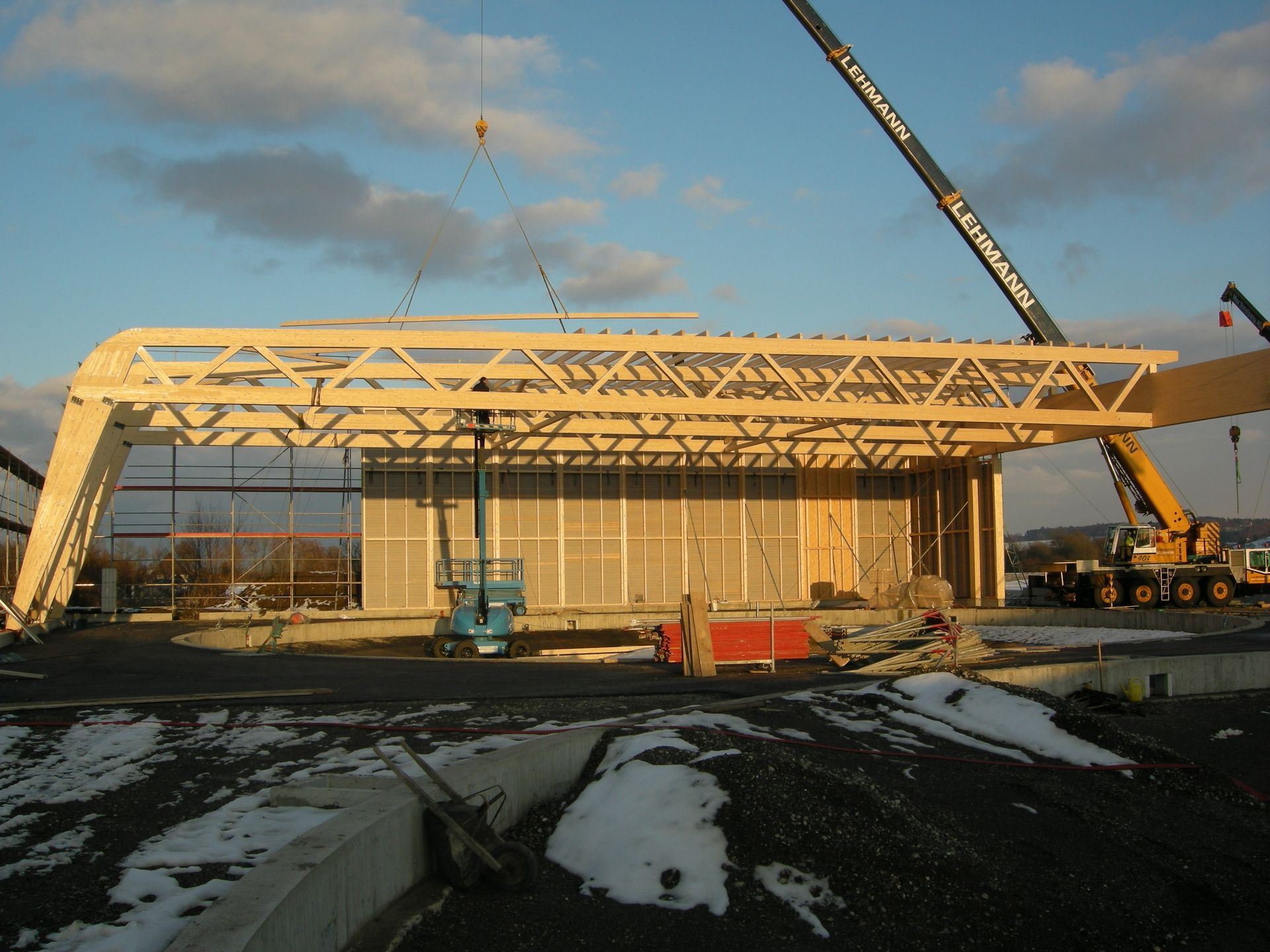 A large yellow crane with the word stahlkran on it