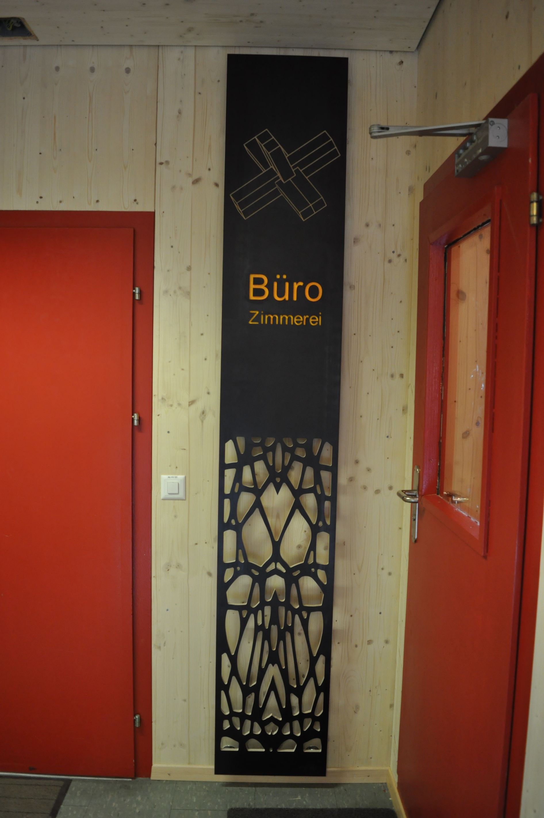 A red door with a sign that says büro on it