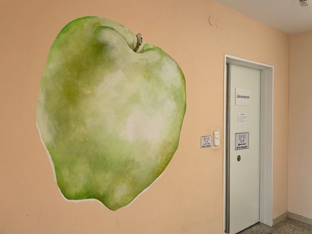 Eine Zahnarztpraxis mit Computer und Zahnarztstuhl.