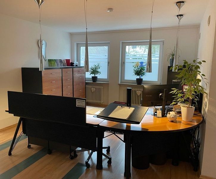 Eine Zahnarztpraxis mit zwei Zahnarztstühlen und einer blauen Decke.