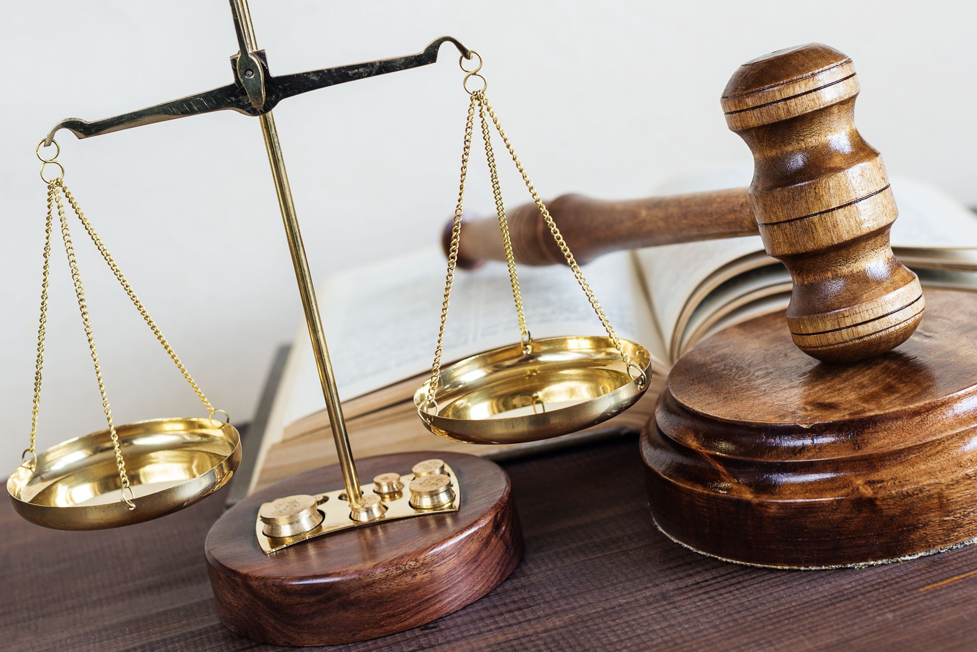 Un mazo de juez de madera y una balanza de la justicia sobre una mesa