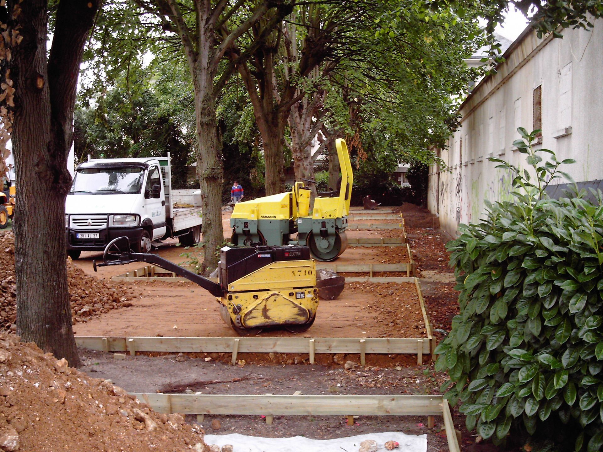 Une machine de nivellement posée sur une parcelle de terre