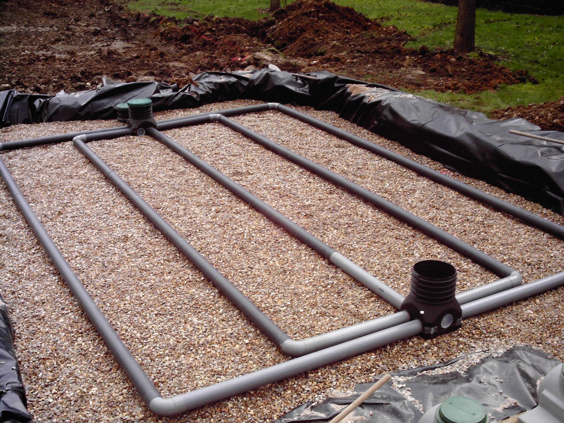 Pose des tuyaux  d'un système d'assainissement