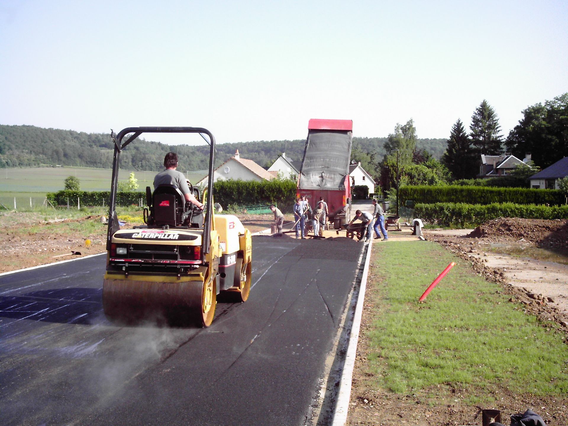 Pose d'un revêtement de sol enrobé noir