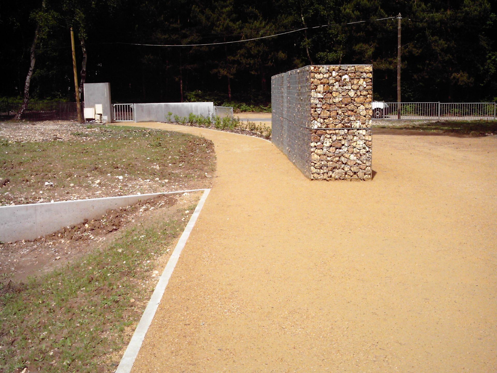 Un espace extérieur avec un revêtement de sol neuf en émulsion gravillonnée