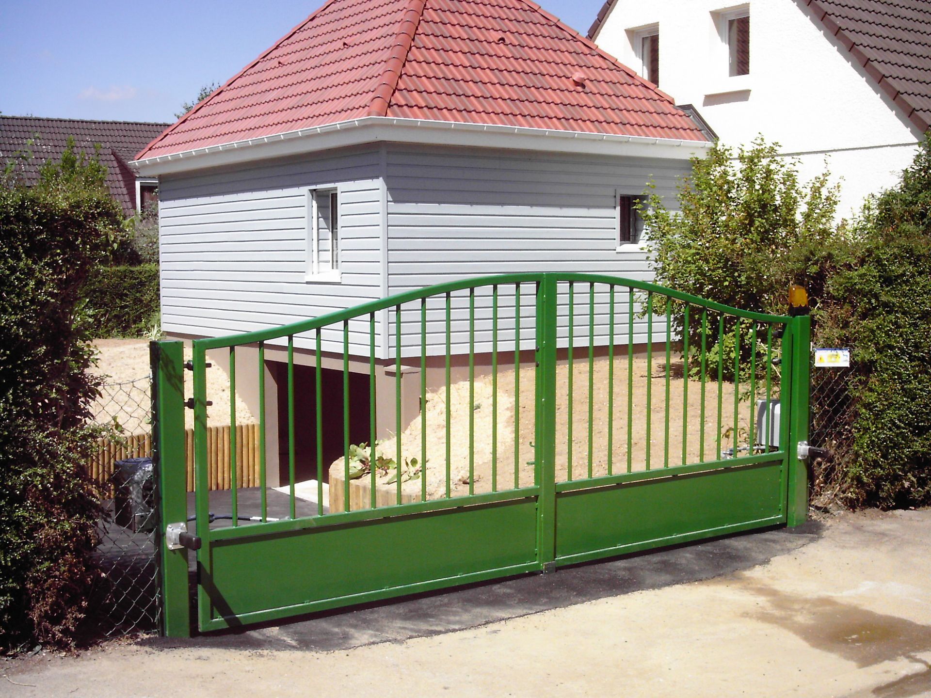 Portail à double battants vert fermé