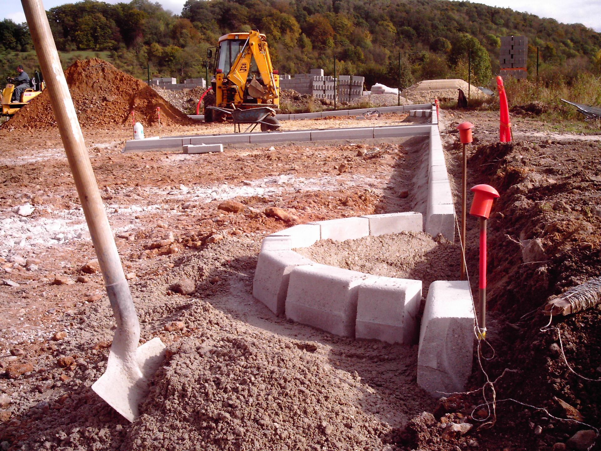 Pelle plantée dans le sol d'un chantier en cours de terrassement