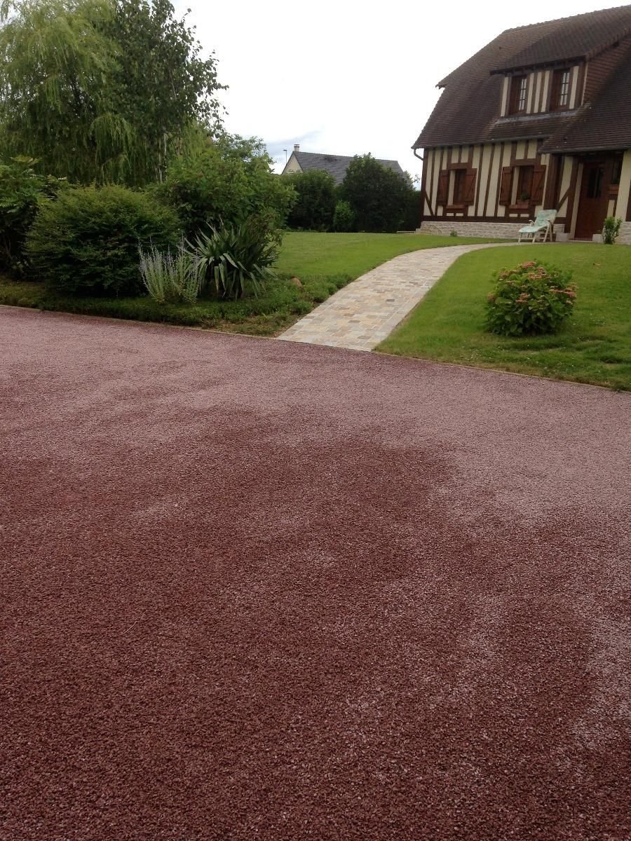 Grande allée en revêtement de sol émulsion gravillonnée rouge