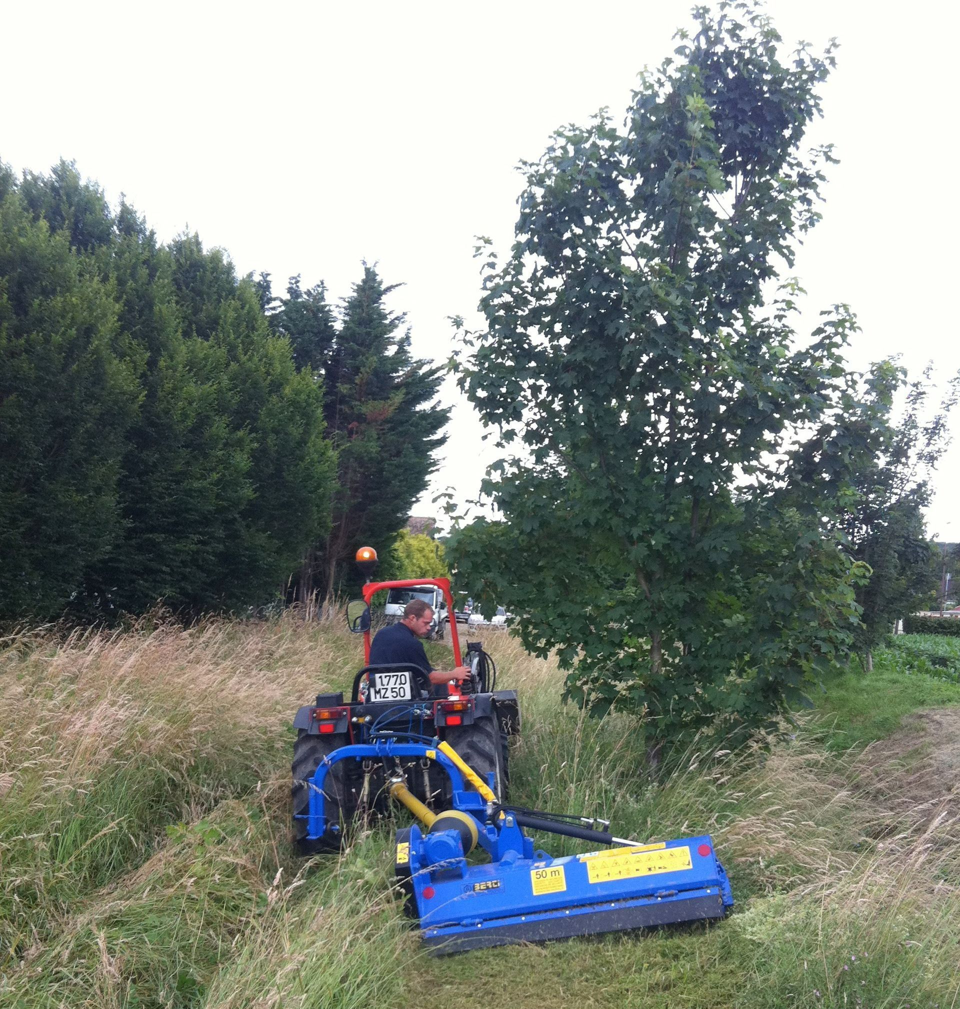 Un ouvrier utilise un engin de débroussaillement
