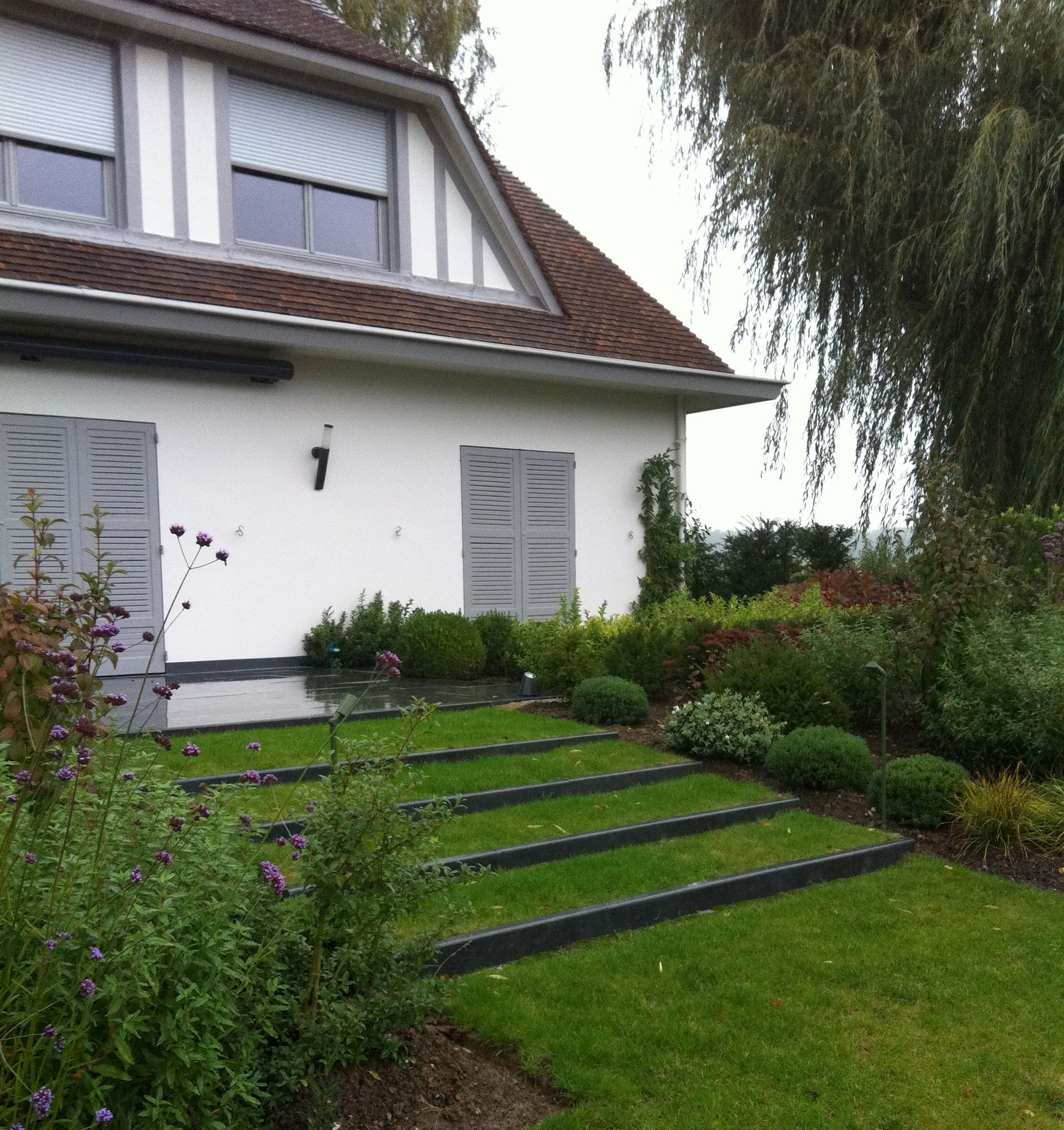 Un jardin avec des marches engazonnées