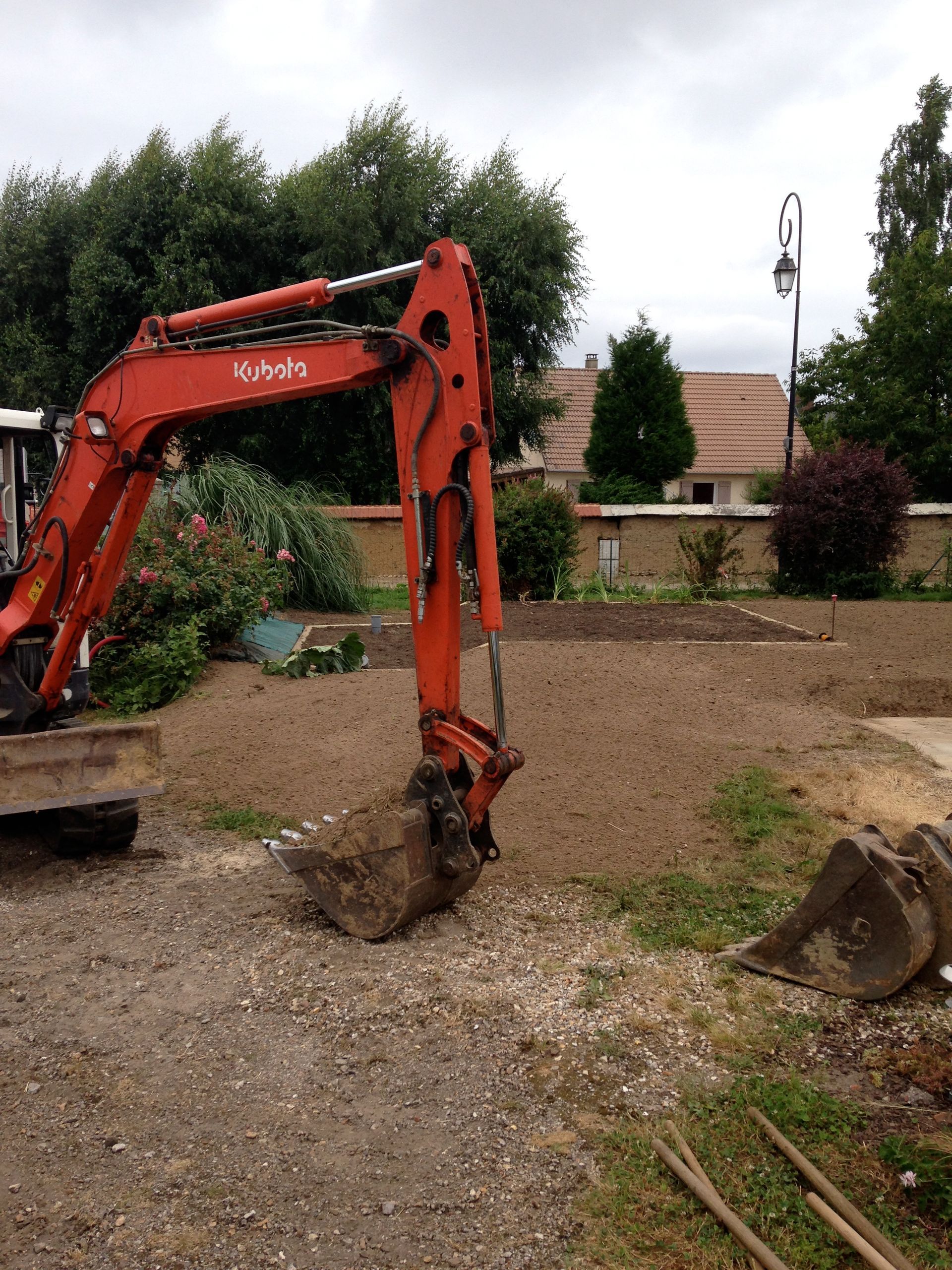 Une pelleteuse rouge