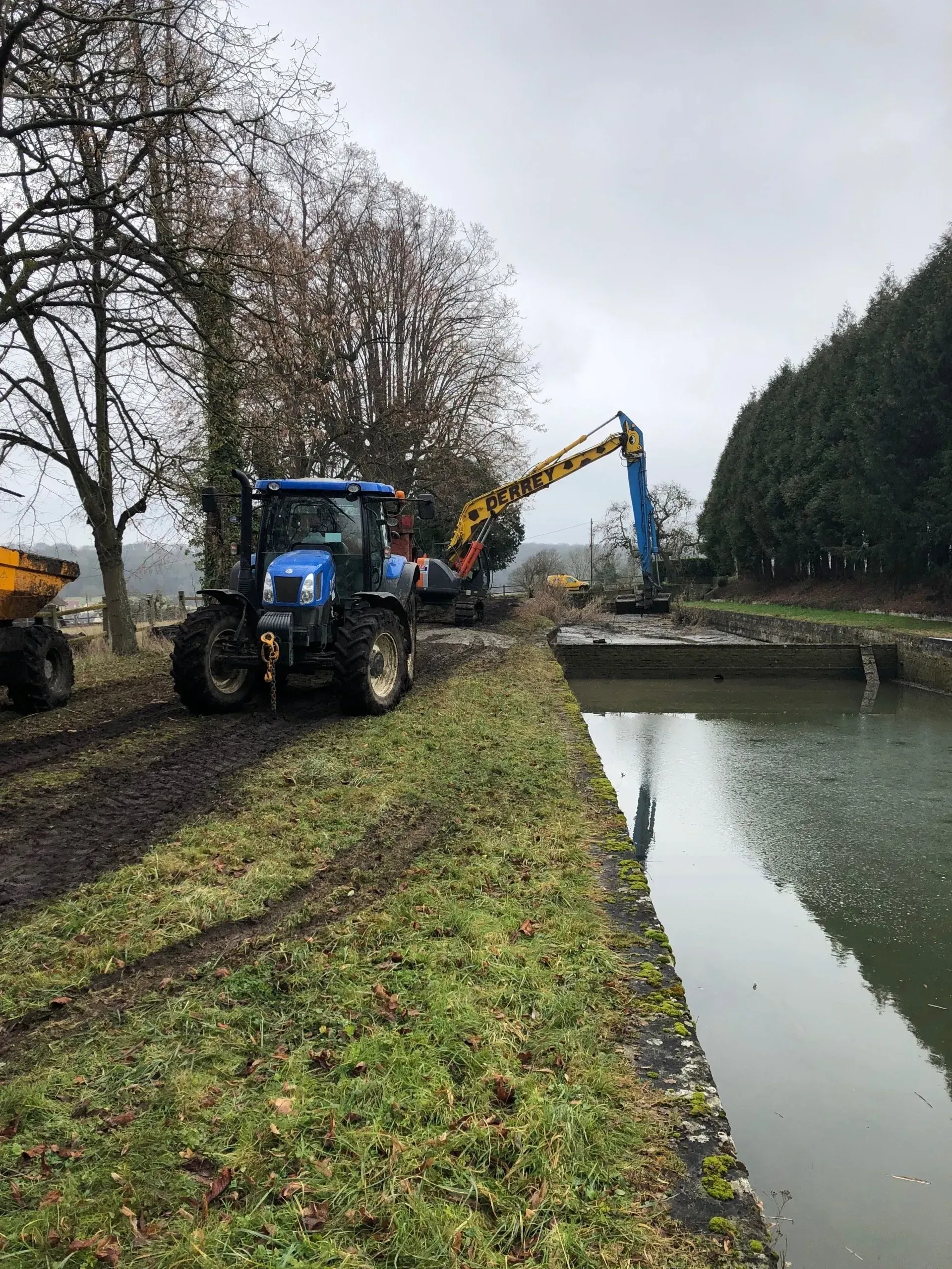 Travaux de génie écologique sur une berge à l'aide d'engins