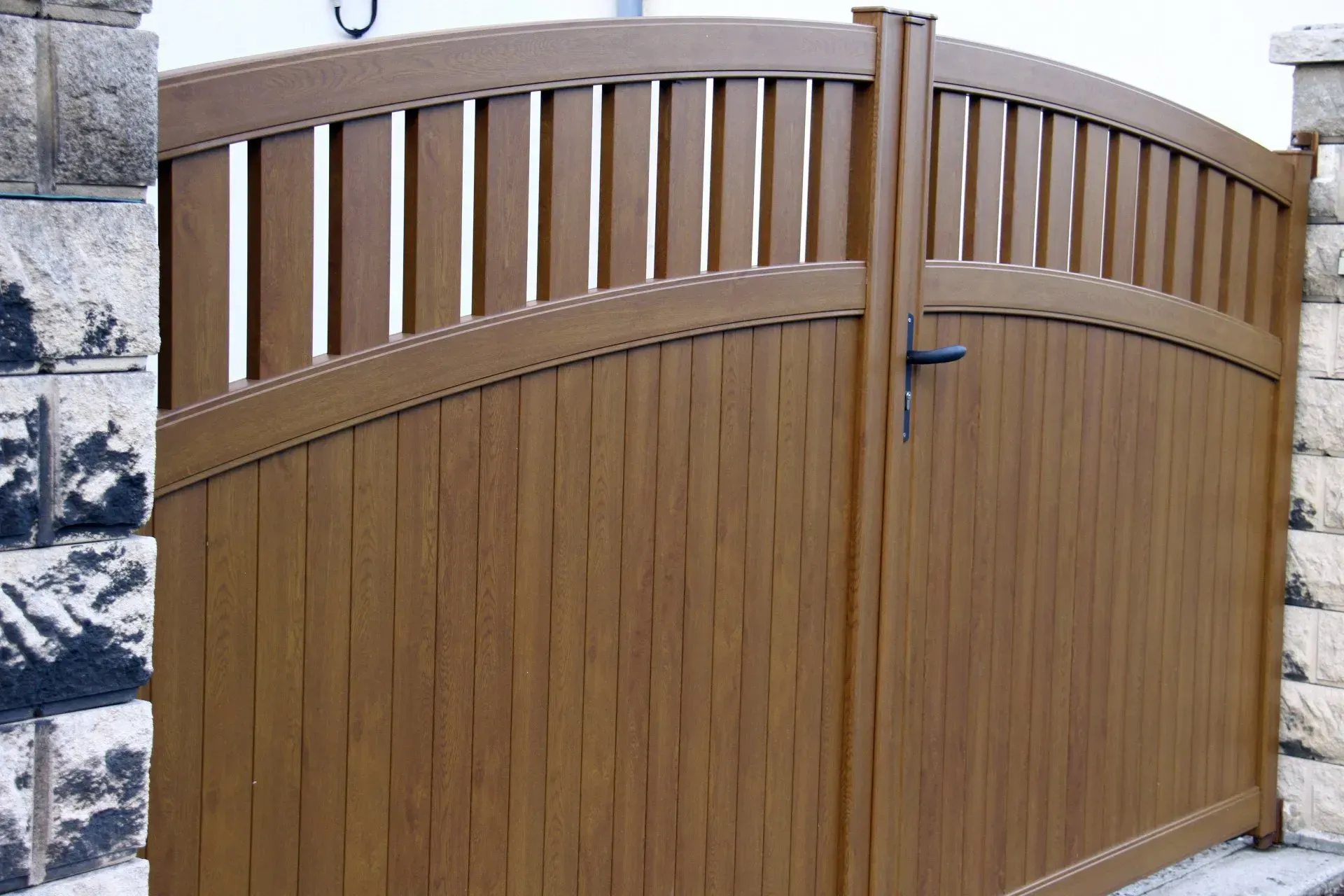 Portail plein en bois