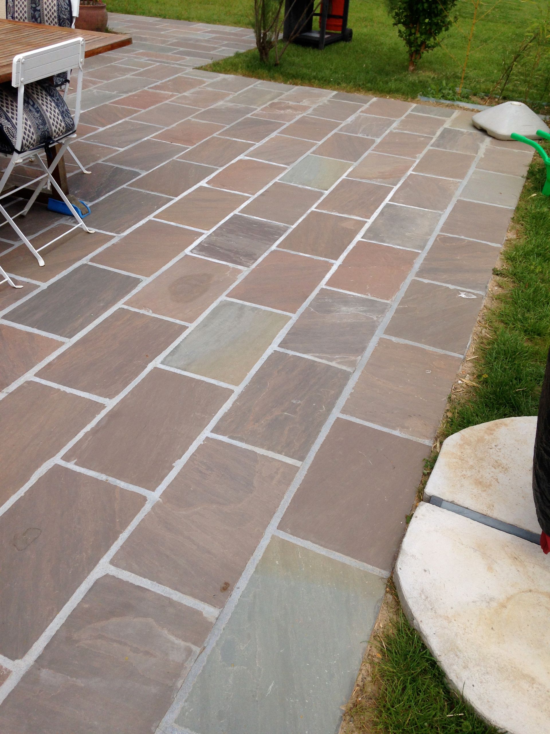 Une terrasse en pavés larges