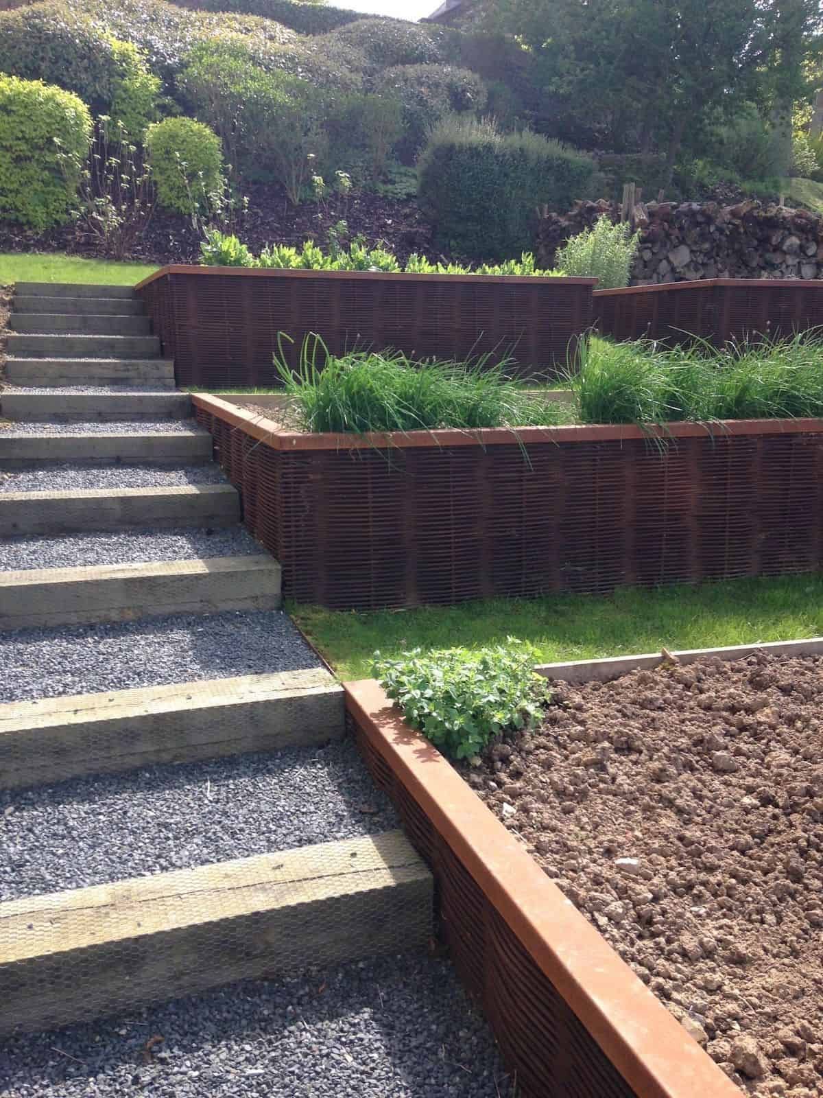 Jardinière de paysagiste en escalier