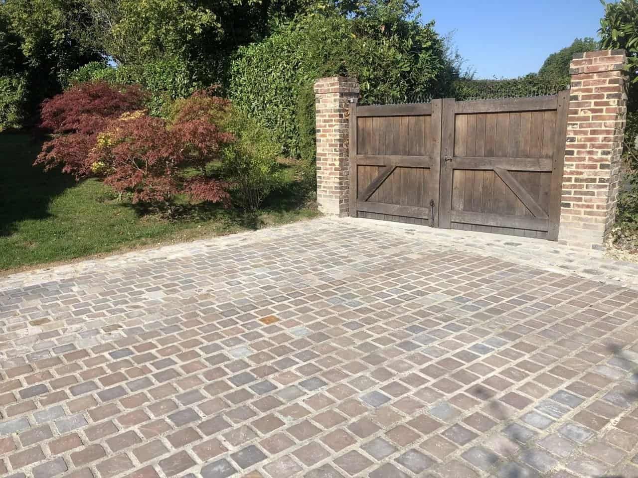 Portail en bois et allée pavée
