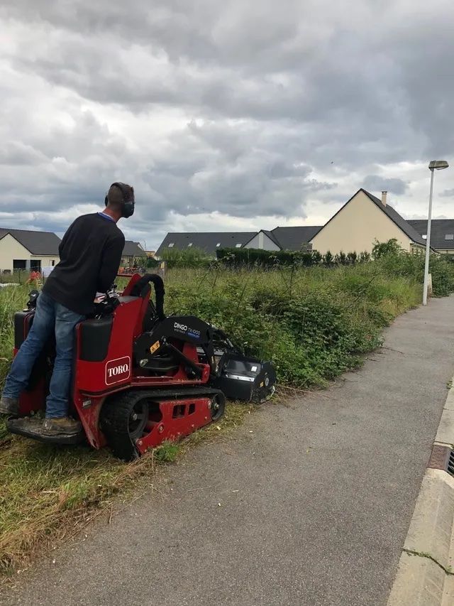 Ouvrier qui passe la tondeuse à gazon