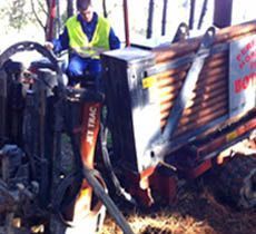 Un hombre está sentado encima de una gran máquina.